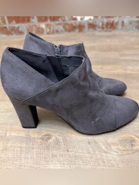 Aersoles Gray Suede Bootie Heel Size 7